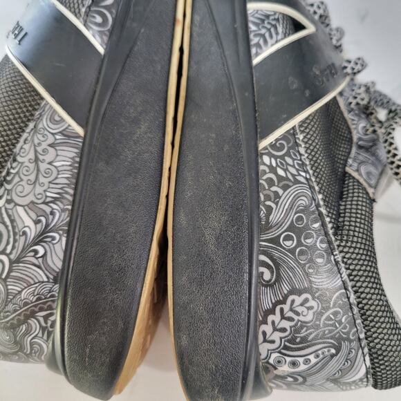 Traq by Alegria Qarma Sneaker In Wild Child Black and White Walking Snea… - Picture 15 of 15
